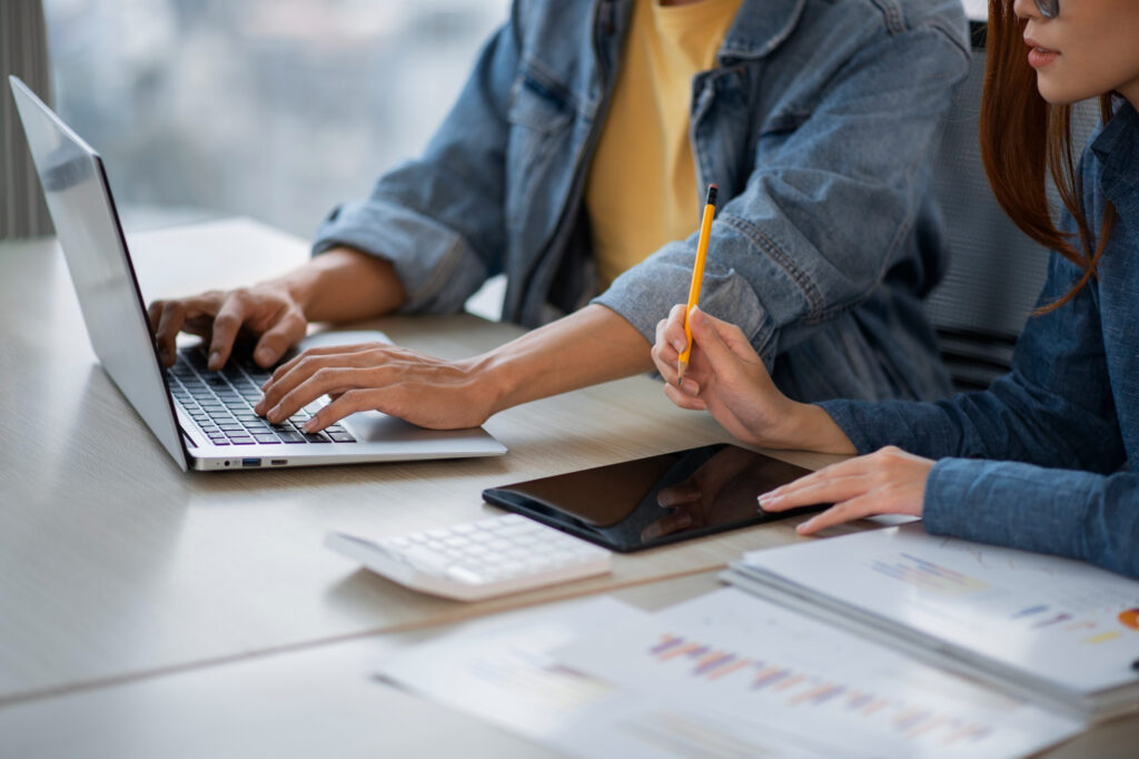 Gente realizando un curso del SEPE de forma Online