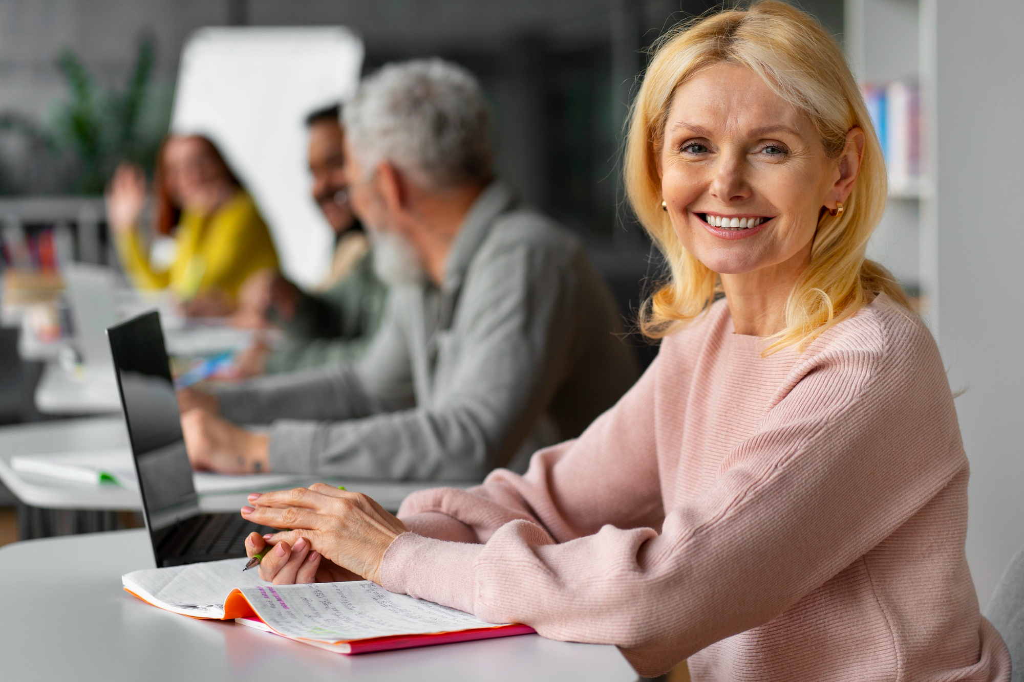Mujer realizando un curso del SEPE en una academia acreditada
