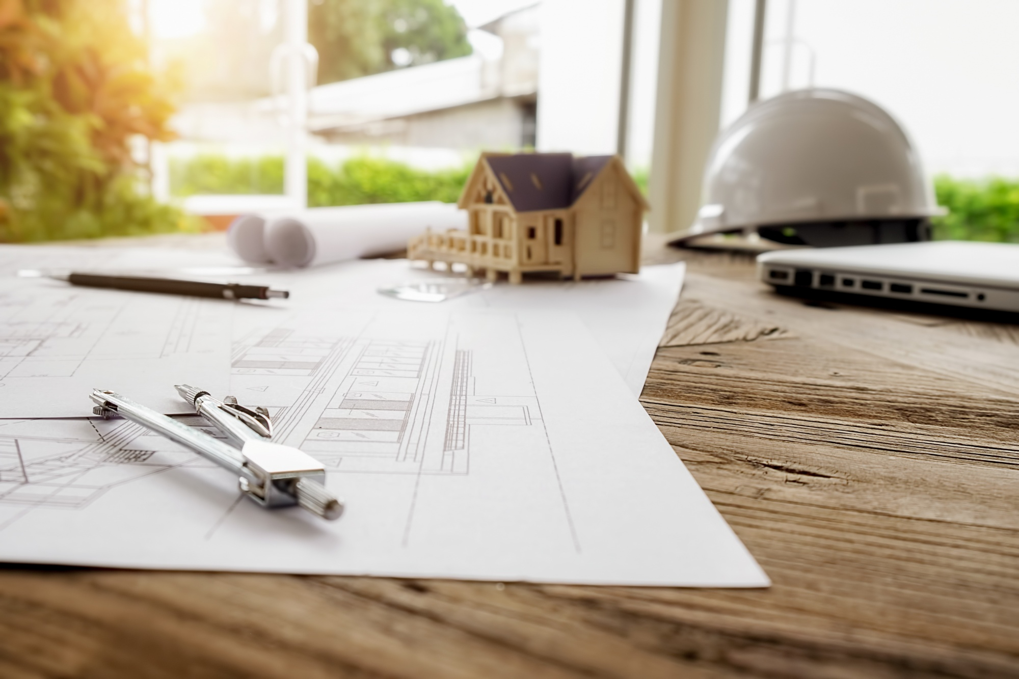 Planos sobre un levantamiento y construcción pendiente de realizar por obreros