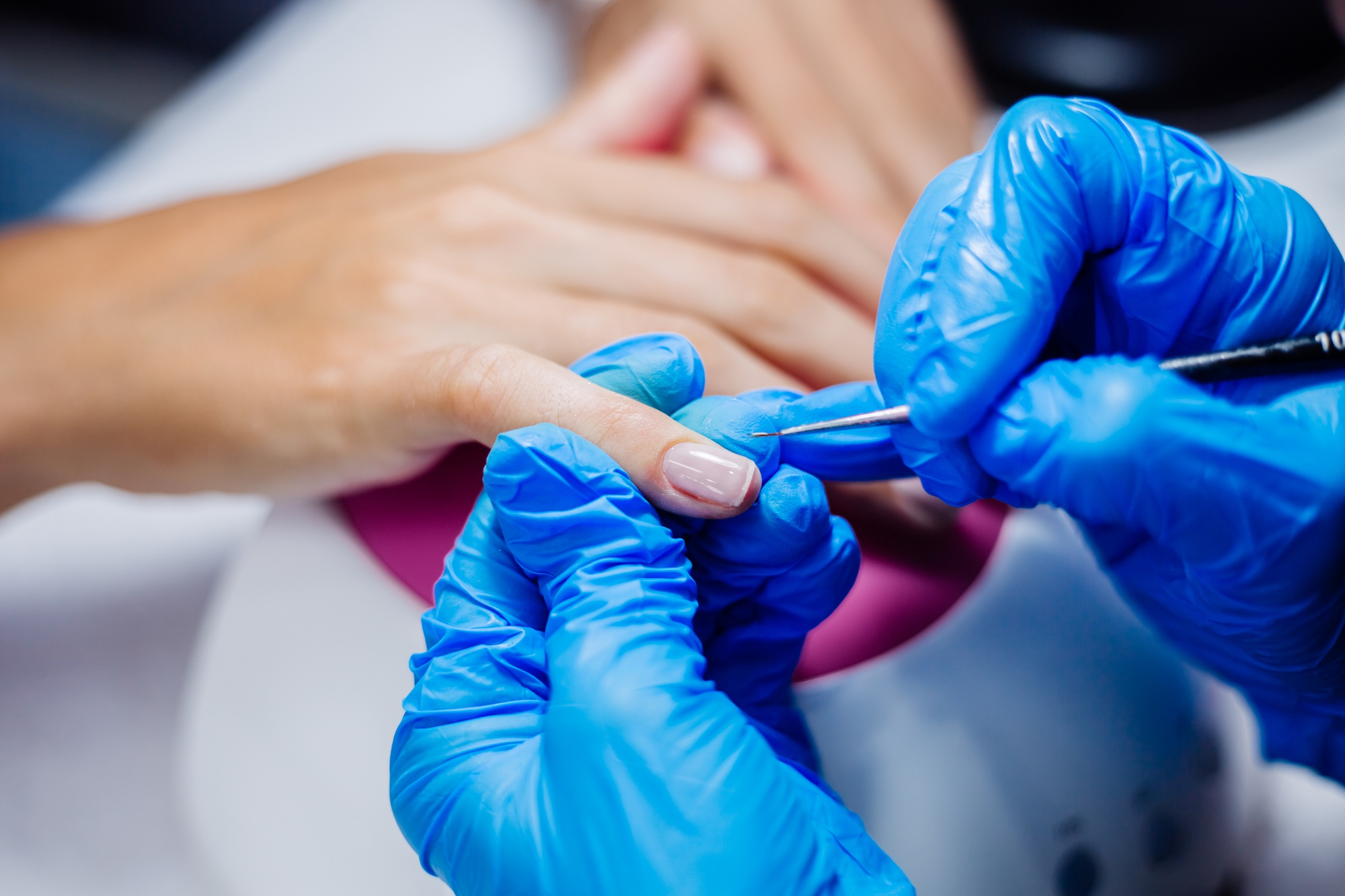 Mujer haciendo la manicura gracias a un curso gratuito del SEPE