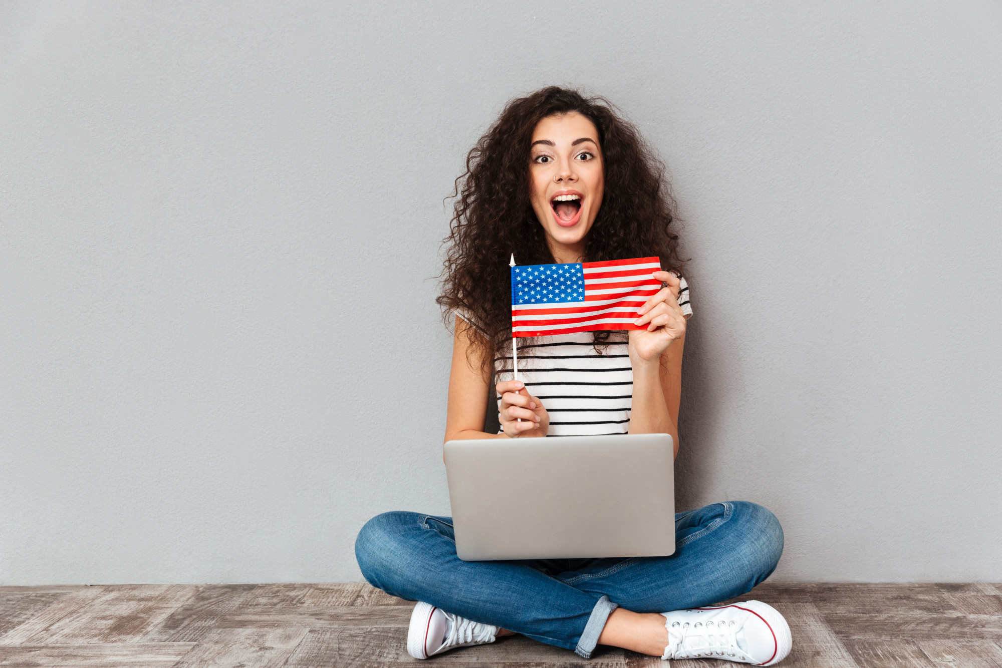mujer realizando curso ingles B2 gratuito en Madrid