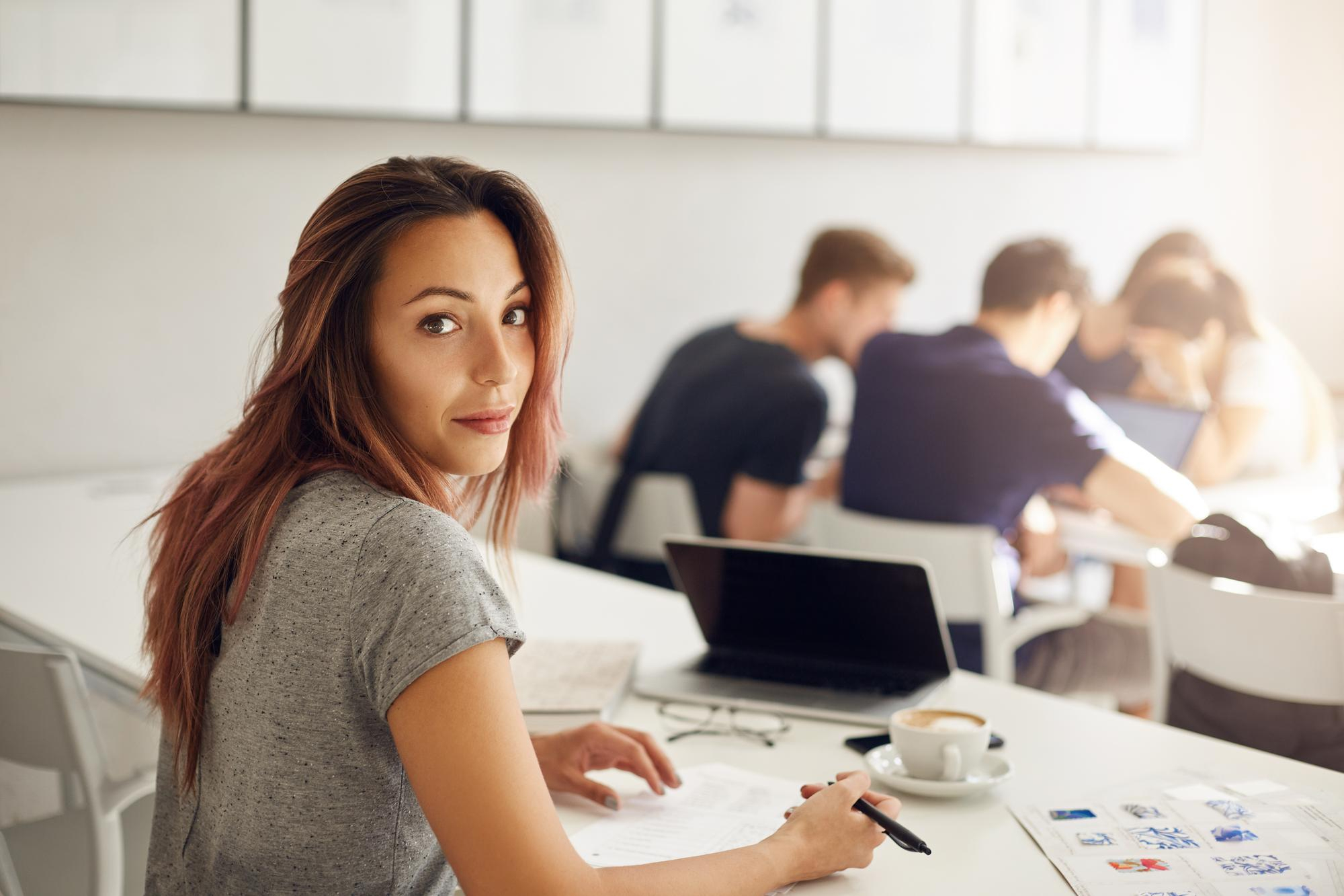 Mujer estudiando un curso del SEPE para obtener un puesto de trabajo facilmente.
