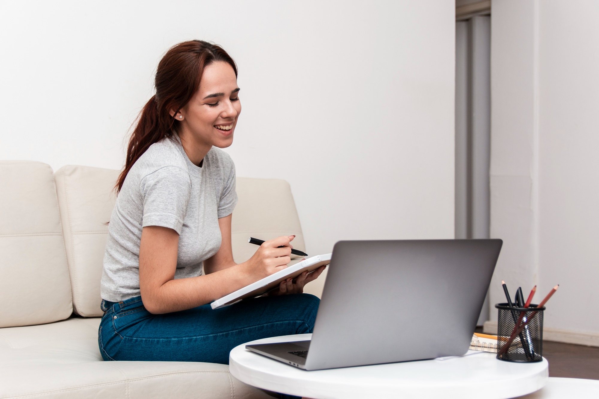Mujer haciendo un curso online de FUNDAE