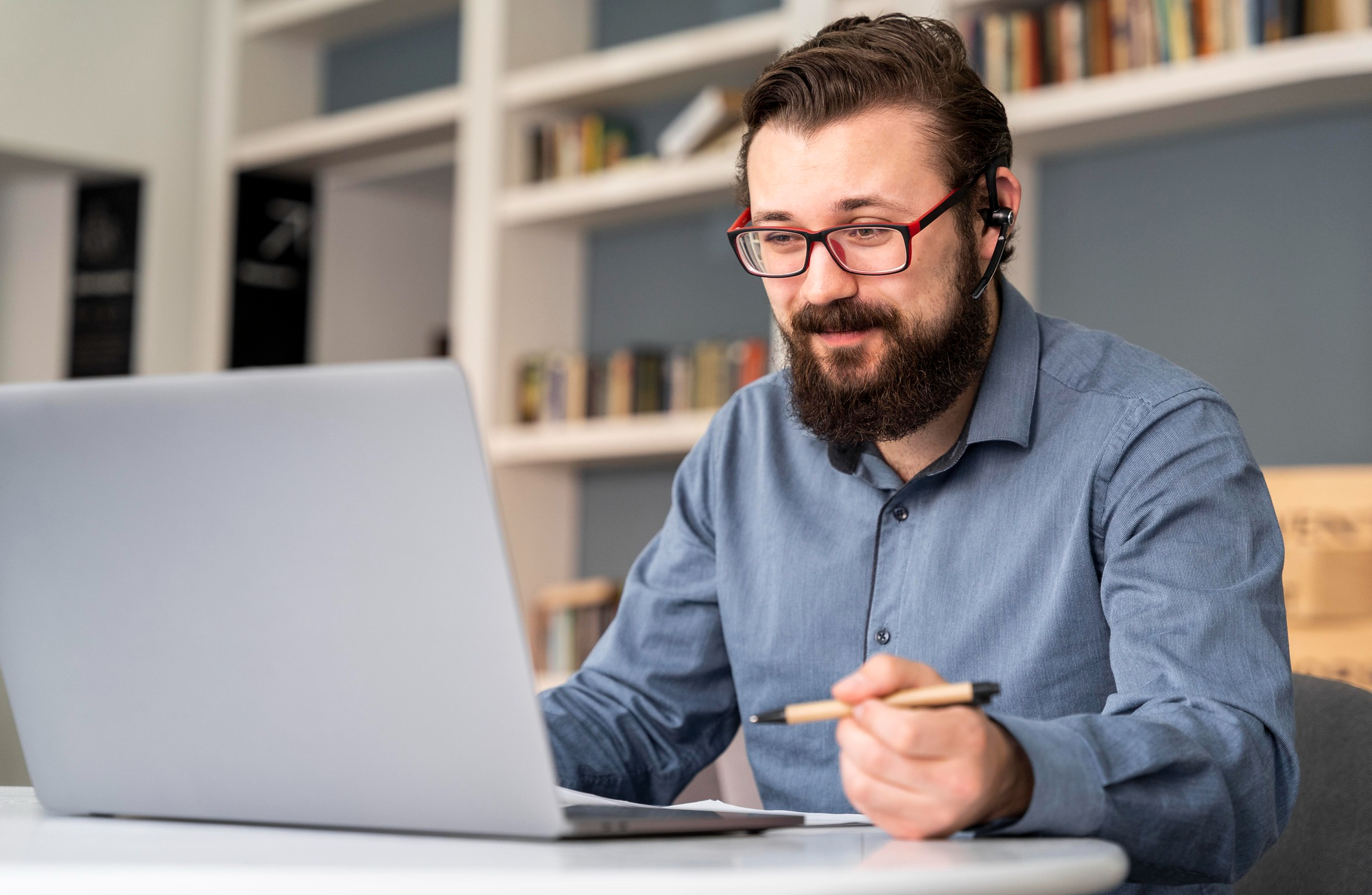 Desempleado haciendo un curso online del SEPE