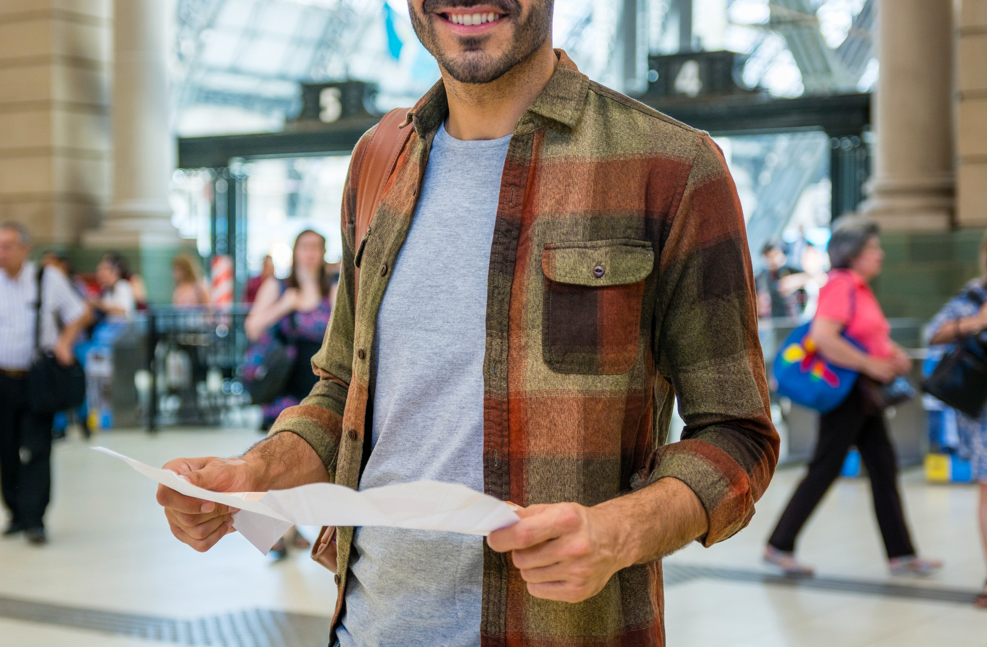 Jóvenes conversando animadamente frente al stand del SEPE en JOBMadrid, recibiendo orientación laboral y explorando herramientas digitales para su futuro profesional.