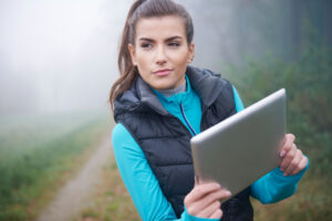 Mujer realizando el curso de IA gratuito de la UNED para mujeres rurales que quieran aprende Inteligencia Artificial.
