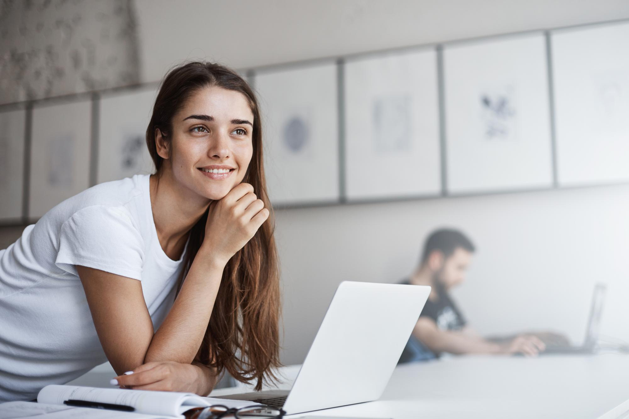 Chica joven haciendo un curso de la Cruz Roja en Salamanca