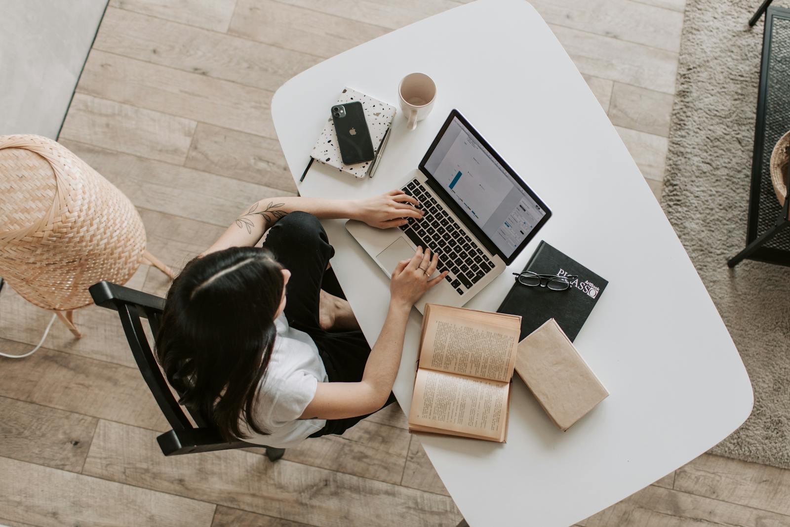 Persona realizando formación online desde casa en un ordenador portátil