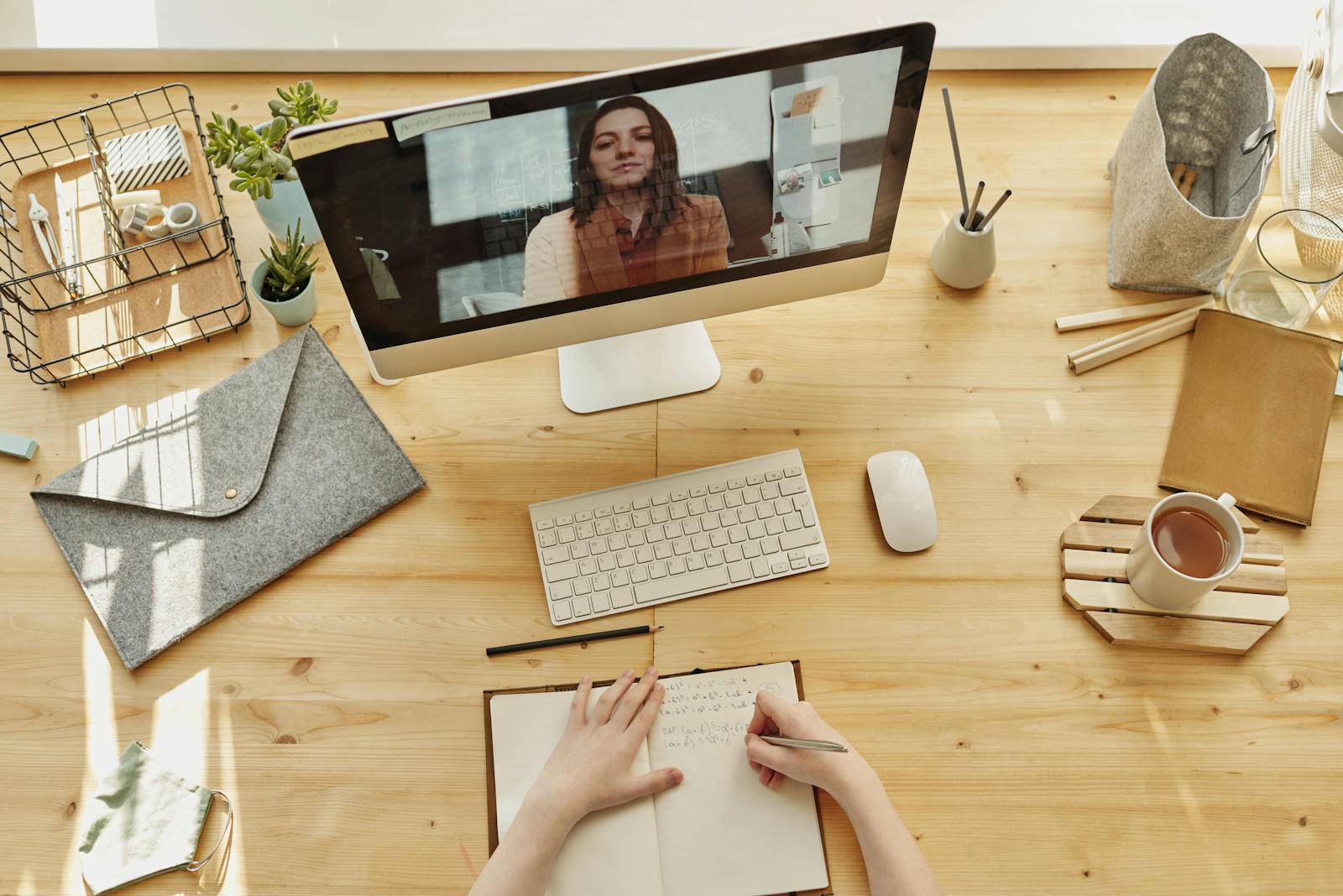 Persona estudiando en casa para mejorar su empleabilidad con formación gratuita