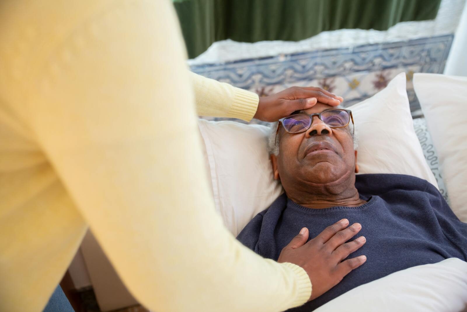 Profesional de cuidados acompañando a una persona mayor en atención sociosanitaria