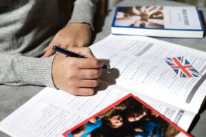 persona haciendo un curso de inglés con nivel A2