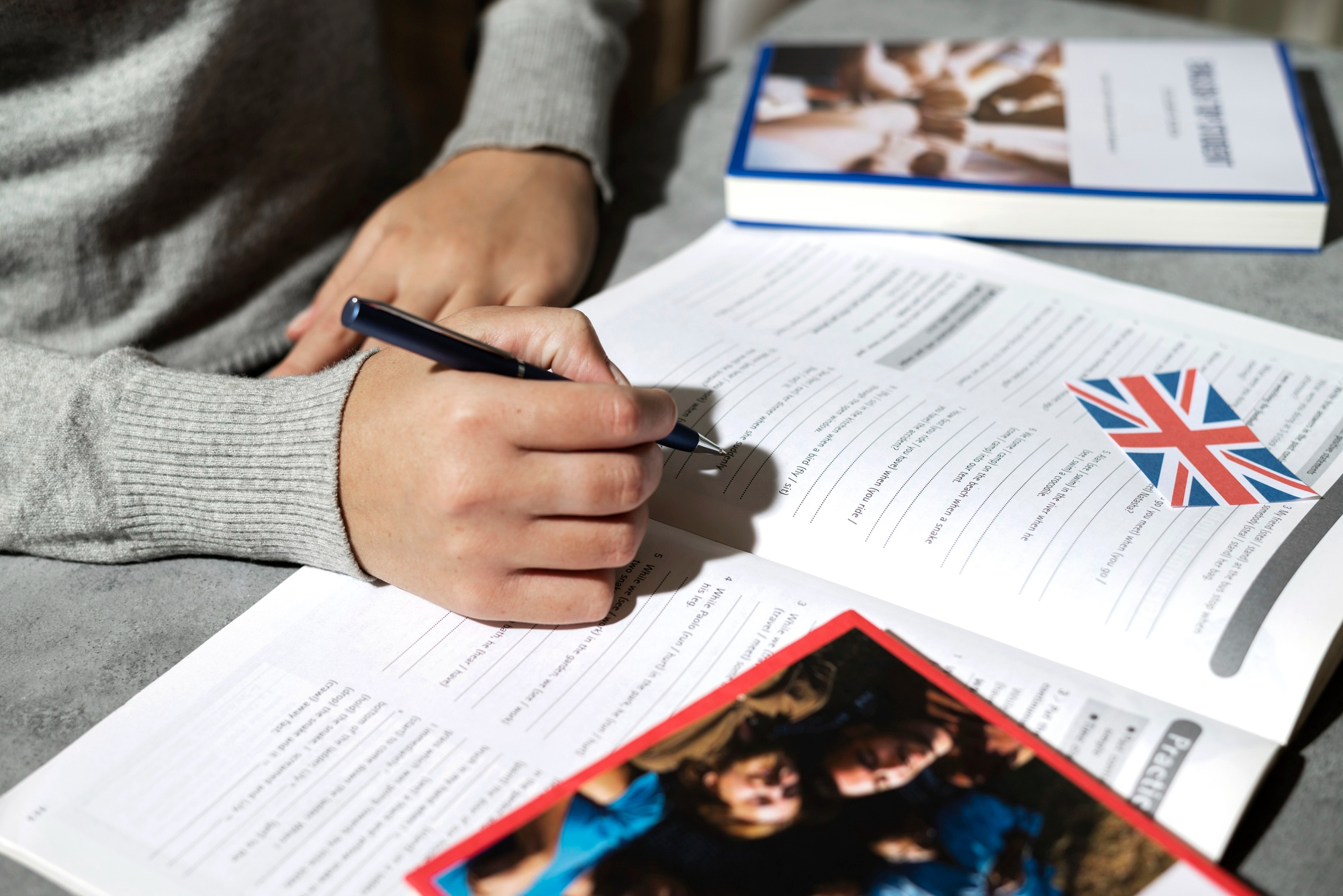 persona haciendo un curso de inglés con nivel A2